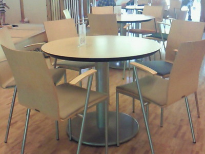 休憩処のテーブルと椅子